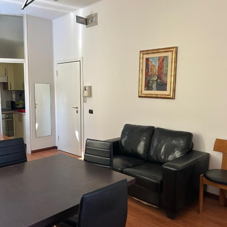 Piccolo Attico Porta Nuova - Appartamento con 2 Camere da Letto - 2