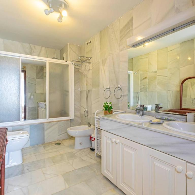 MARBELLA HOME RENTALS - Puerto Banus, Spacious 3BR apartment - Apartamento de 3 dormitorios - 3