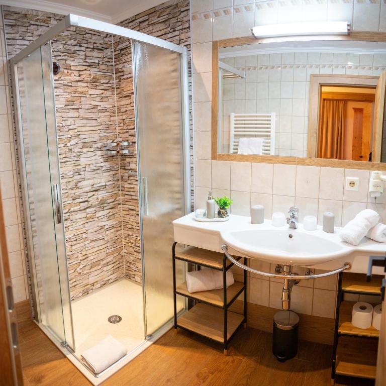 Appartement-Gästehaus Ursula - Apartment mit 2 Schlafzimmern und Balkon - 5