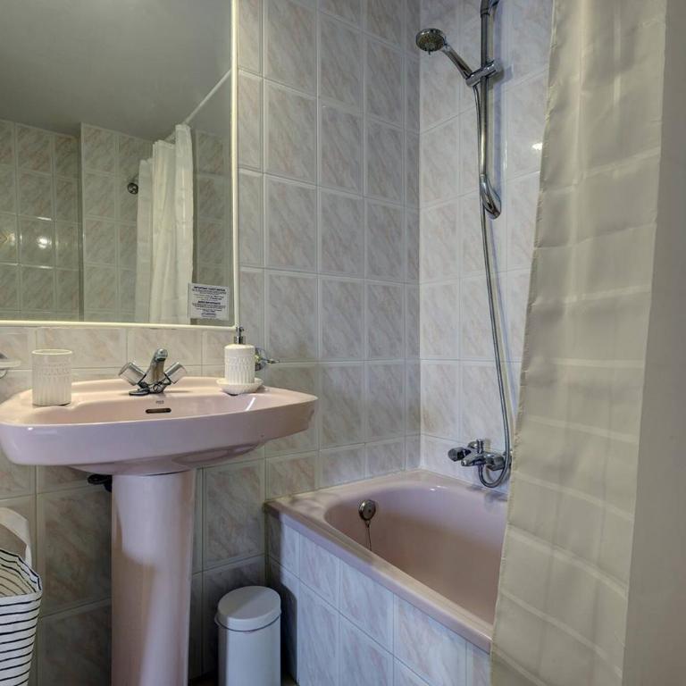 053 - Two Bed Mijas Golf Apartment in popular Matchroom Golf Club - Apartamento de 2 dormitorios - 22