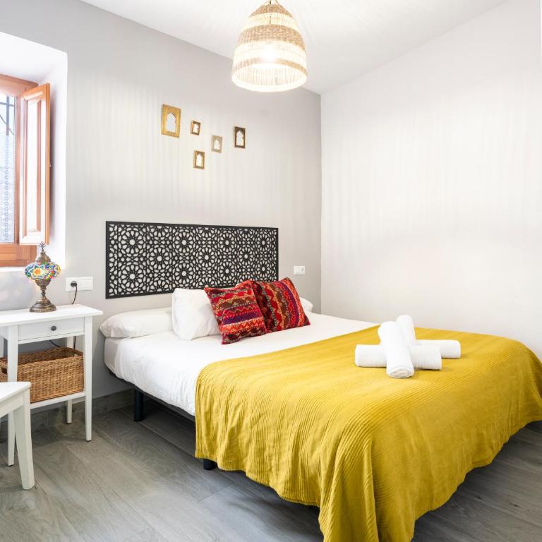 Warm Light of Albayzin - Free Parking 15 min away - Two-Bedroom Apartment - 4