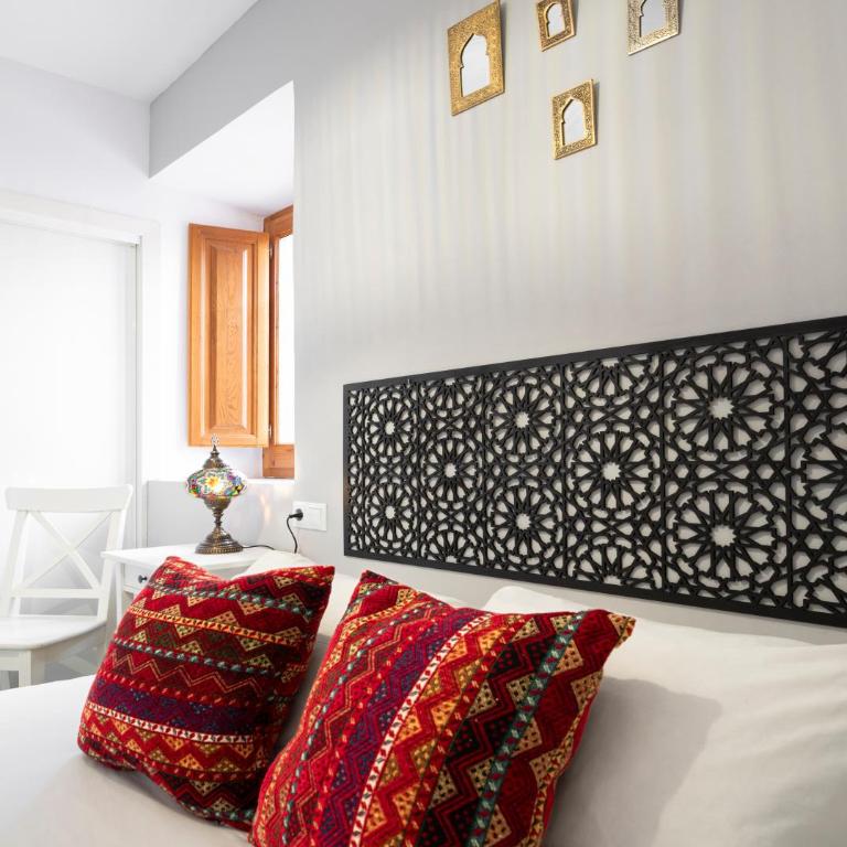 Warm Light of Albayzin - Free Parking 15 min away - Two-Bedroom Apartment - 13