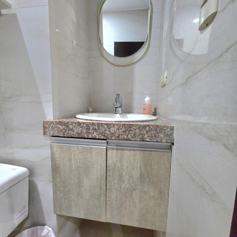 Moderno, brillante y parqueo - Apartamento de 2 dormitorios - 16