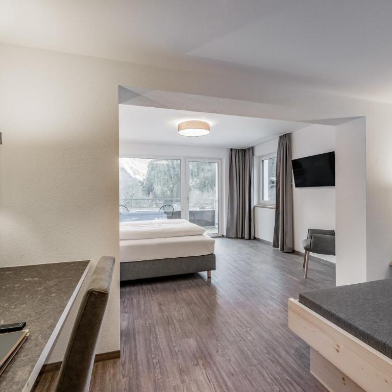 Seehüter's Hotel Seerose - Piburger See, Ötz - Deluxe Double Room (2 Adults + 1 Child) - 8