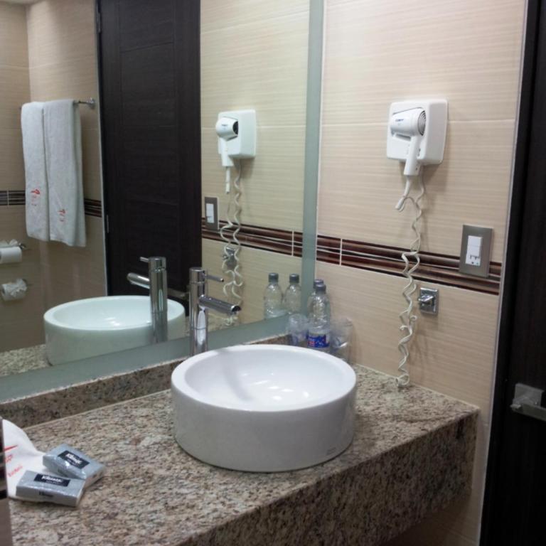 Hotel Astor - Habitación con cama extragrande y bañera de hidromasaje - 5