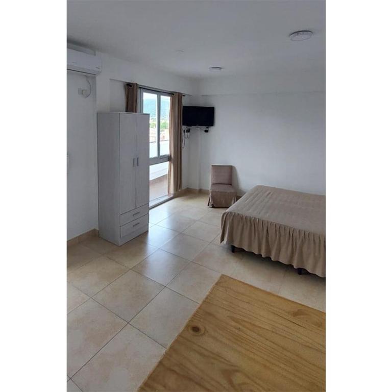 Hermoso monoambiente para alojamiento temporario a metros de shopping El Portal - Apartamento de 1 dormitorio - 2