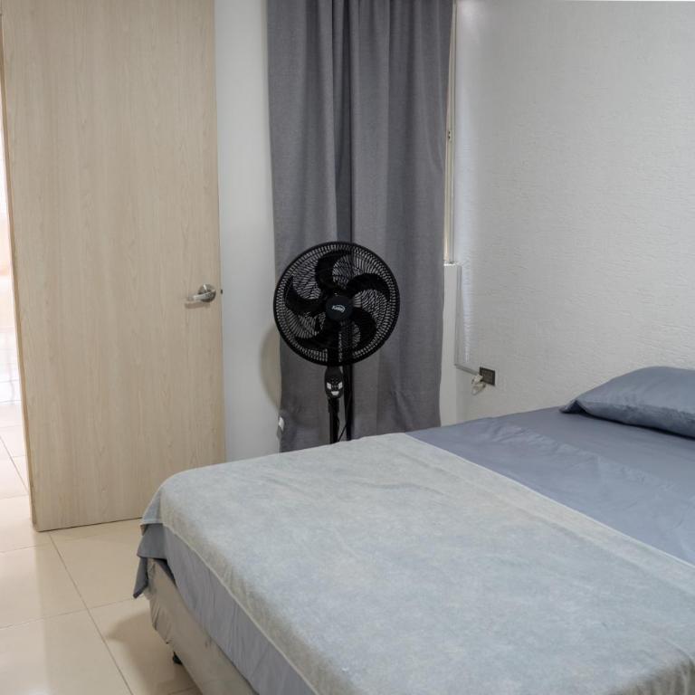 ALQUILO''APARTAMENTO COMPLETO con ZONA PRIVADA SOCIAL BARBECUE BBQ'' para FAMILIAS-3 HABITACION-2 duchas - Apartamento de 3 dormitorios - 74