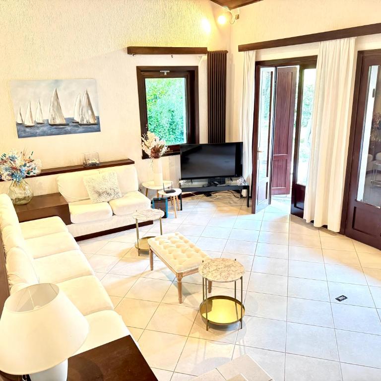 Villa by the Sea and Pool - Villa - 97