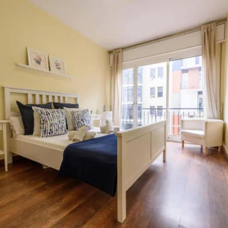 Ramblas Rentals Spacious & Design 4Br Flat With Balcony 15m Ramblas - One-Bedroom Apartment - 2