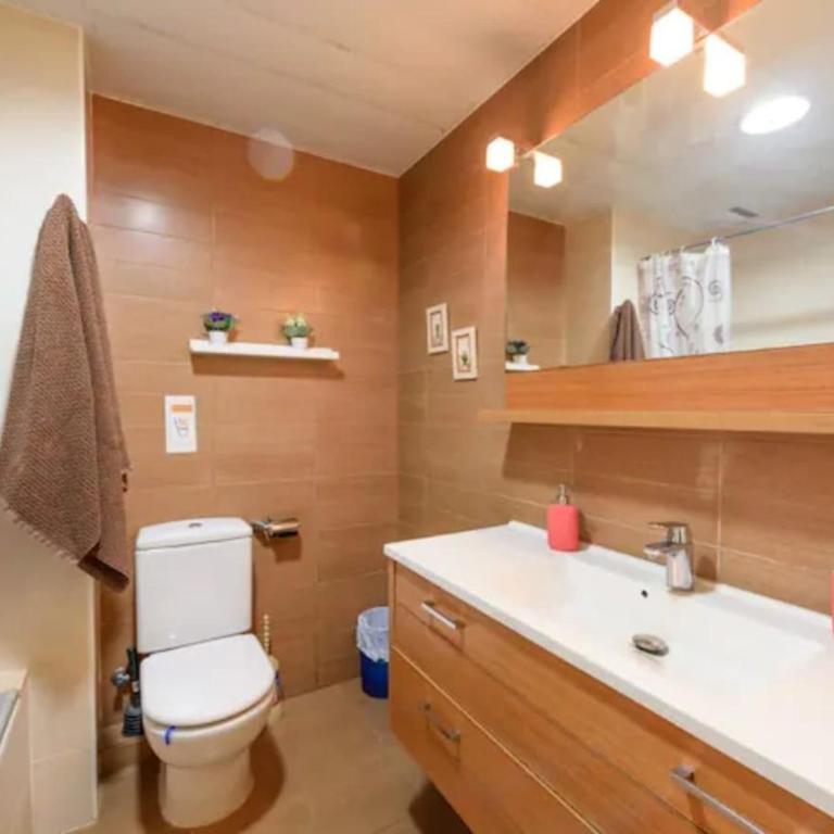 Ramblas Rentals Spacious & Design 4Br Flat With Balcony 15m Ramblas - One-Bedroom Apartment - 4