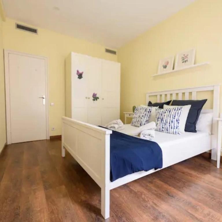 Ramblas Rentals Spacious & Design 4Br Flat With Balcony 15m Ramblas - One-Bedroom Apartment - 5