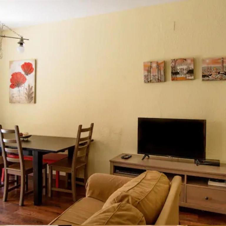 Ramblas Rentals Spacious & Design 4Br Flat With Balcony 15m Ramblas - One-Bedroom Apartment - 21