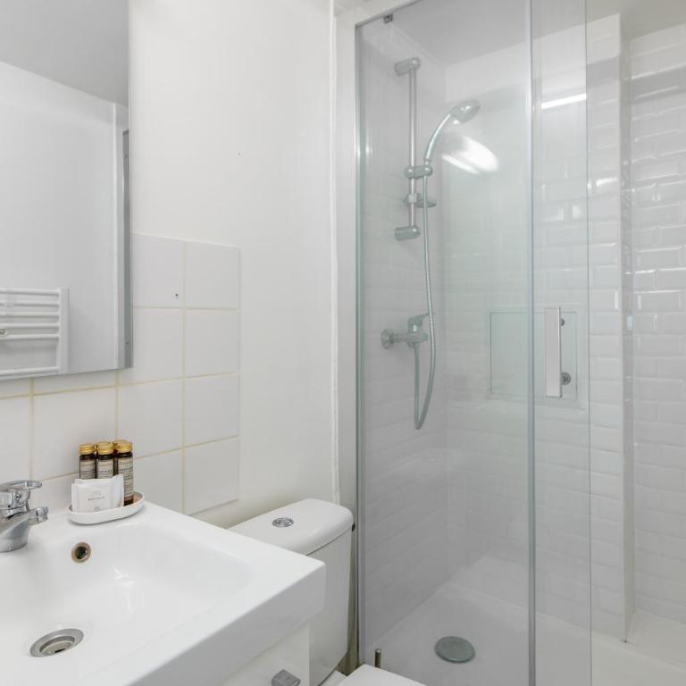 Best Deal! Modern studio in vibrant area only 5 minutes by walk to metro - central location - Studio Deluxe - 5