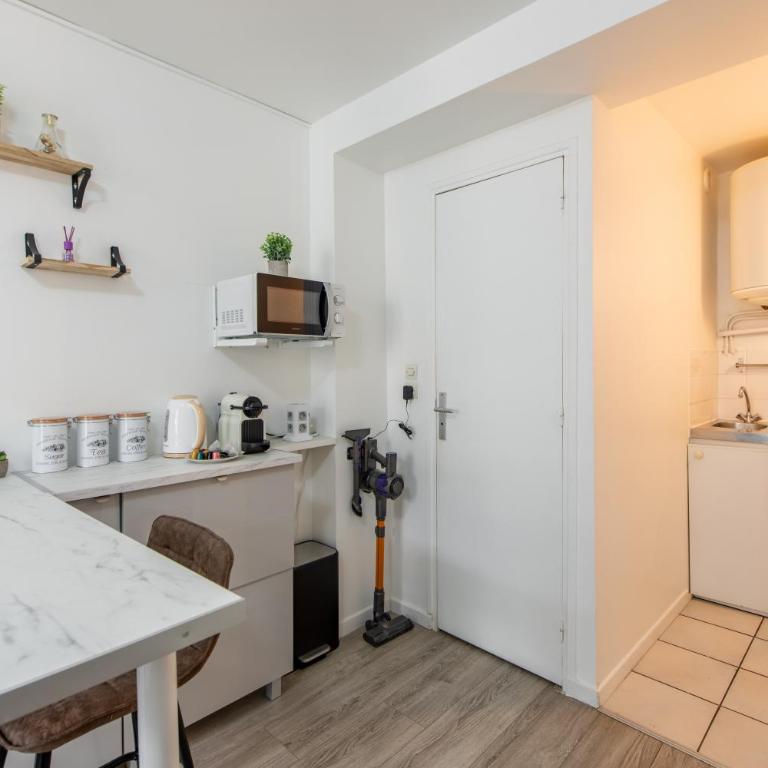 Best Deal! Modern studio in vibrant area only 5 minutes by walk to metro - central location - Studio Deluxe - 15