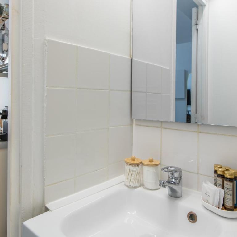 Best Deal! Modern studio in vibrant area only 5 minutes by walk to metro - central location - Studio Deluxe - 14