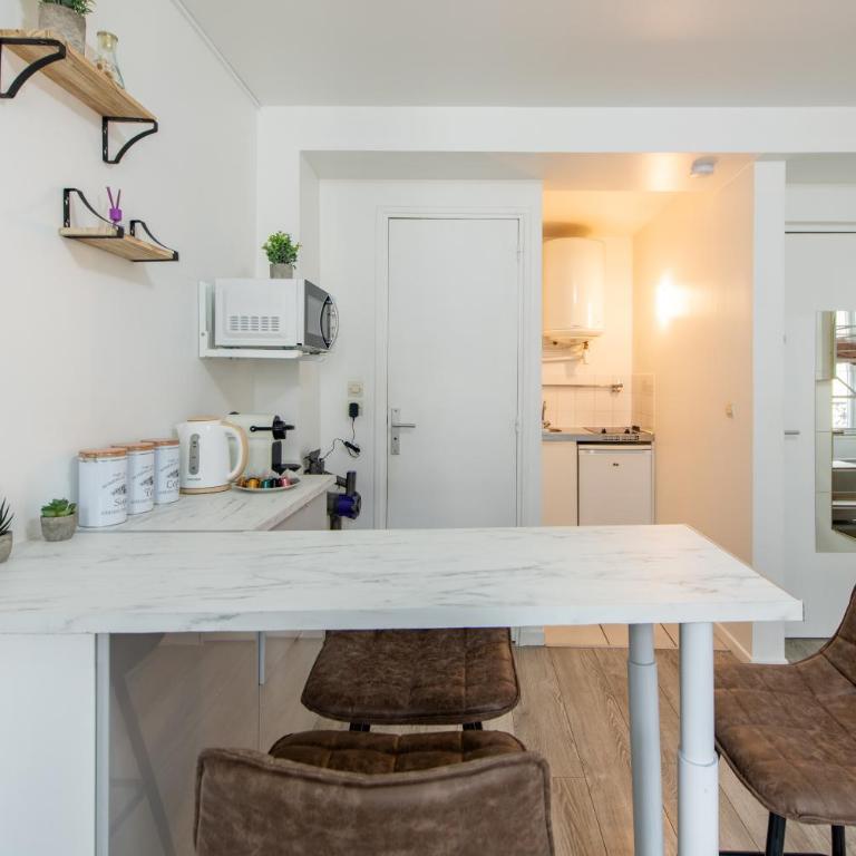 Best Deal! Modern studio in vibrant area only 5 minutes by walk to metro - central location - Studio Deluxe - 16