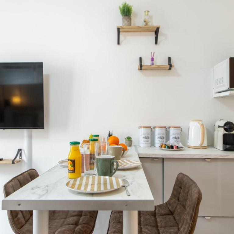 Best Deal! Modern studio in vibrant area only 5 minutes by walk to metro - central location - Studio Deluxe - 11