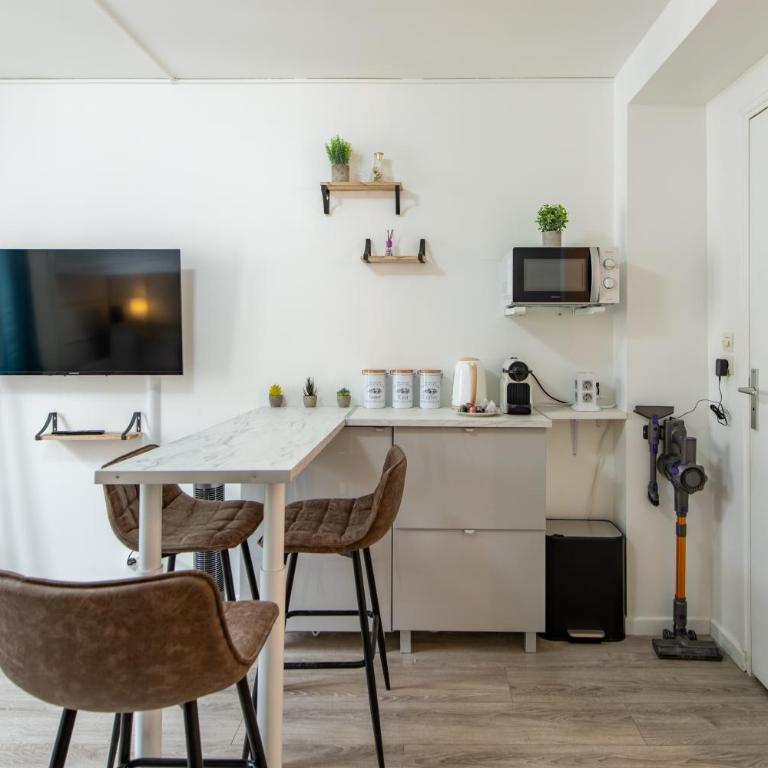 Best Deal! Modern studio in vibrant area only 5 minutes by walk to metro - central location - Studio Deluxe - 7