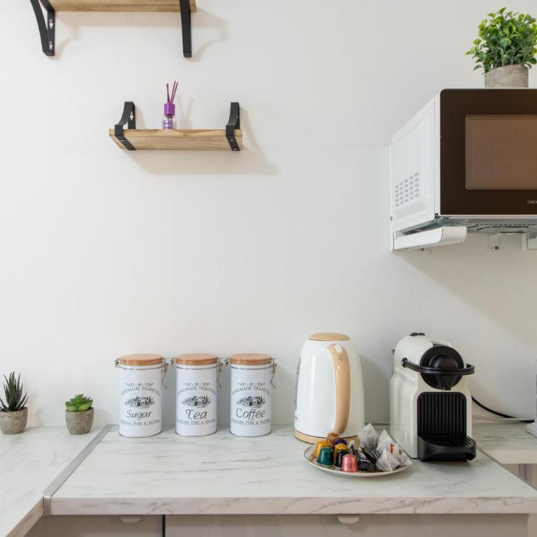 Best Deal! Modern studio in vibrant area only 5 minutes by walk to metro - central location - Studio Deluxe - 4