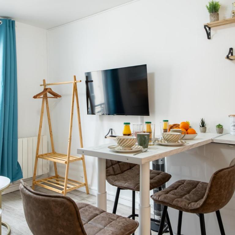 Best Deal! Modern studio in vibrant area only 5 minutes by walk to metro - central location - Studio Deluxe - 12