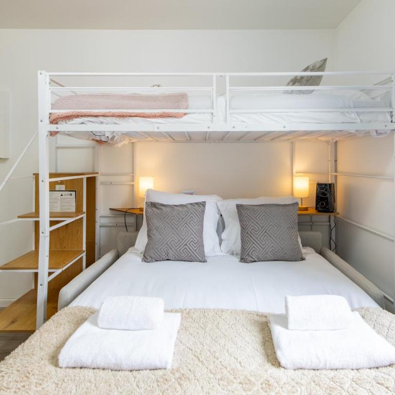Best Deal! Modern studio in vibrant area only 5 minutes by walk to metro - central location - Studio Deluxe - 17