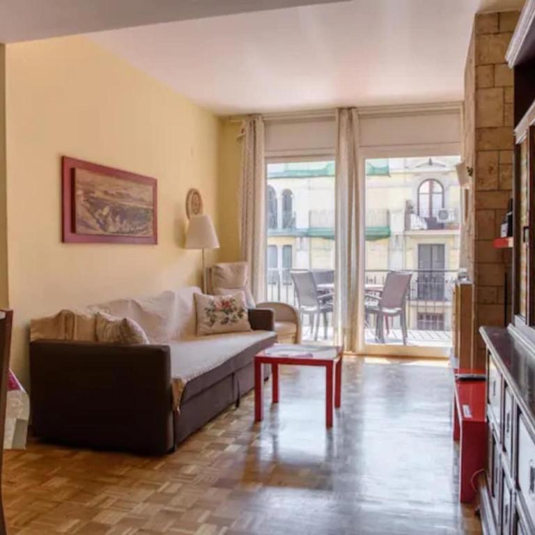 Ramblas Rentals Unique & Spacious Flat 4BR Terrace 20M Ramblas - One-Bedroom Apartment with Balcony - 1