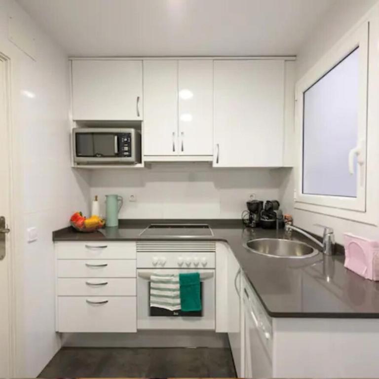 Ramblas Rentals Unique & Spacious Flat 4BR Terrace 20M Ramblas - One-Bedroom Apartment with Balcony - 6