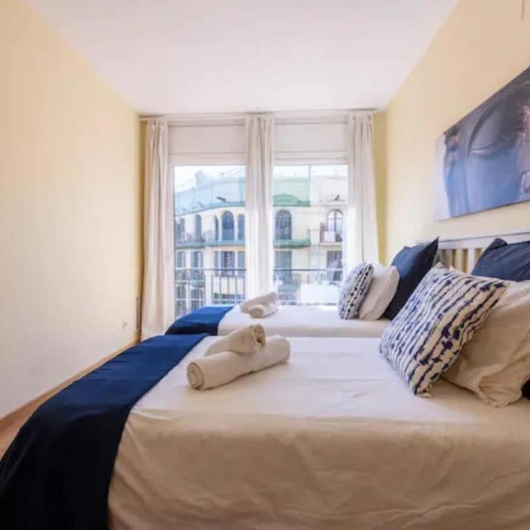 Ramblas Rentals Unique & Spacious Flat 4BR Terrace 20M Ramblas - One-Bedroom Apartment with Balcony - 8