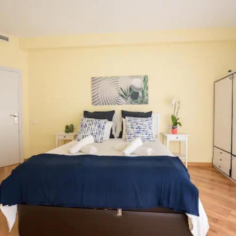 Ramblas Rentals Unique & Spacious Flat 4BR Terrace 20M Ramblas - One-Bedroom Apartment with Balcony - 13