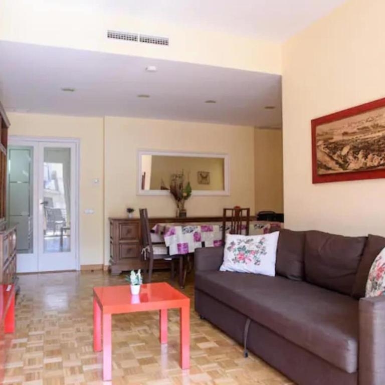 Ramblas Rentals Unique & Spacious Flat 4BR Terrace 20M Ramblas - One-Bedroom Apartment with Balcony - 14