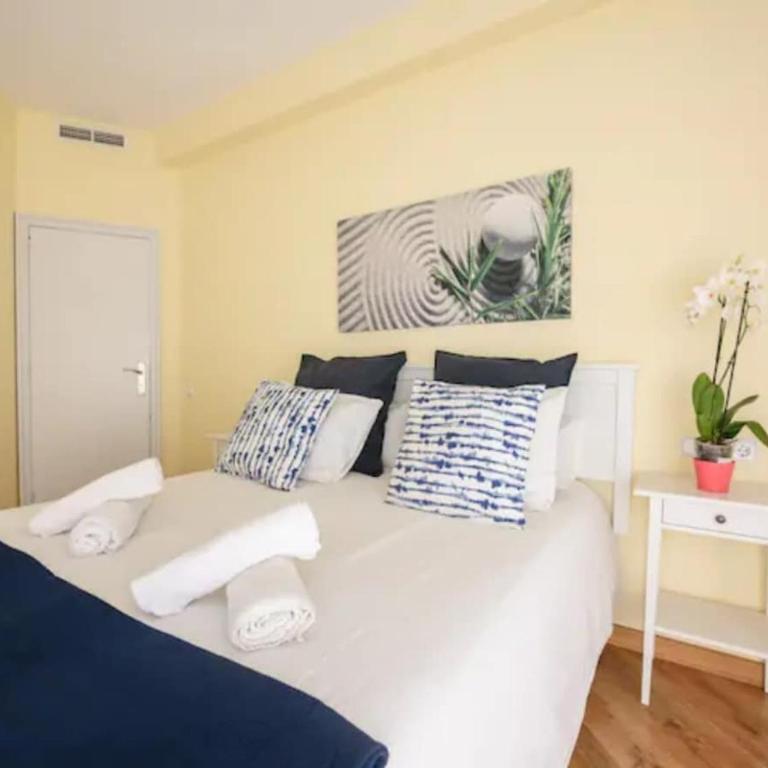 Ramblas Rentals Unique & Spacious Flat 4BR Terrace 20M Ramblas - One-Bedroom Apartment with Balcony - 19