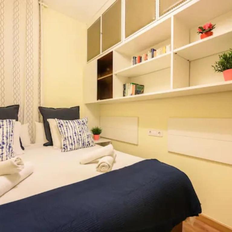 Ramblas Rentals Unique & Spacious Flat 4BR Terrace 20M Ramblas - One-Bedroom Apartment with Balcony - 25