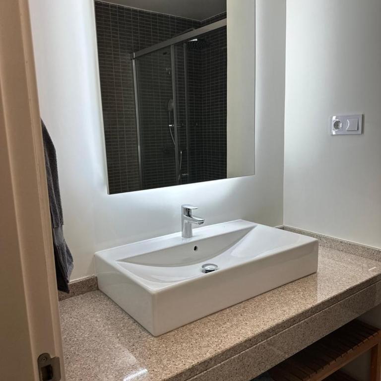Stylish & Cozy 1BR Steps from Royal Palace | By Airnest - Appartement 1 Chambre - 26