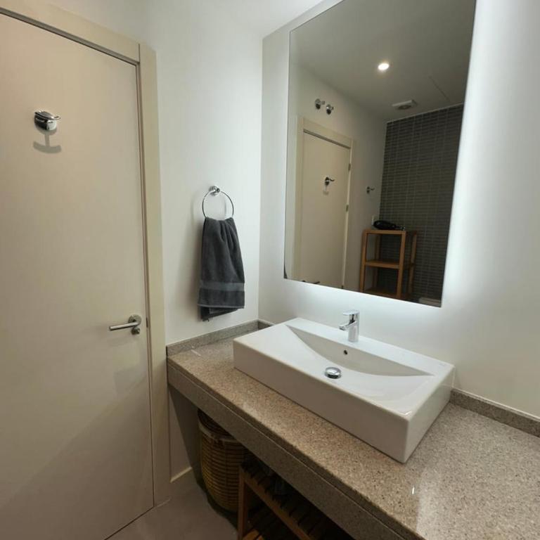 Stylish & Cozy 1BR Steps from Royal Palace | By Airnest - Appartement 1 Chambre - 25