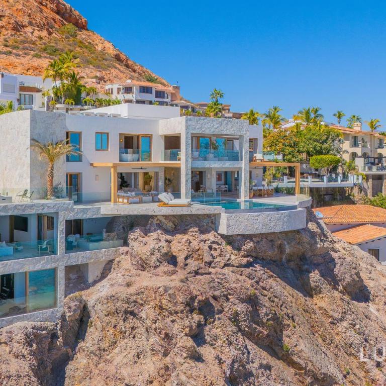 NEW Stunning Villa, full staff, gym and has its own Private Swimmable Beach - Villa - Beach Front - 5