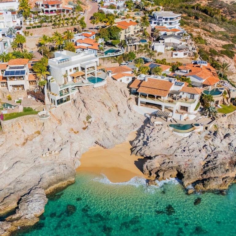 NEW Stunning Villa, full staff, gym and has its own Private Swimmable Beach - Villa - Beach Front - 6