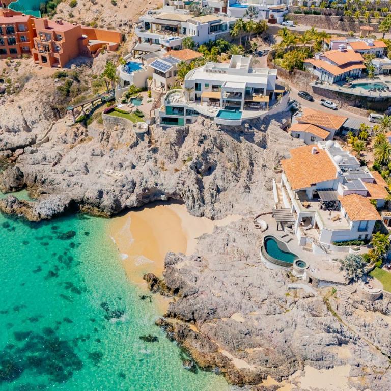 NEW Stunning Villa, full staff, gym and has its own Private Swimmable Beach - Villa - Beach Front - 25