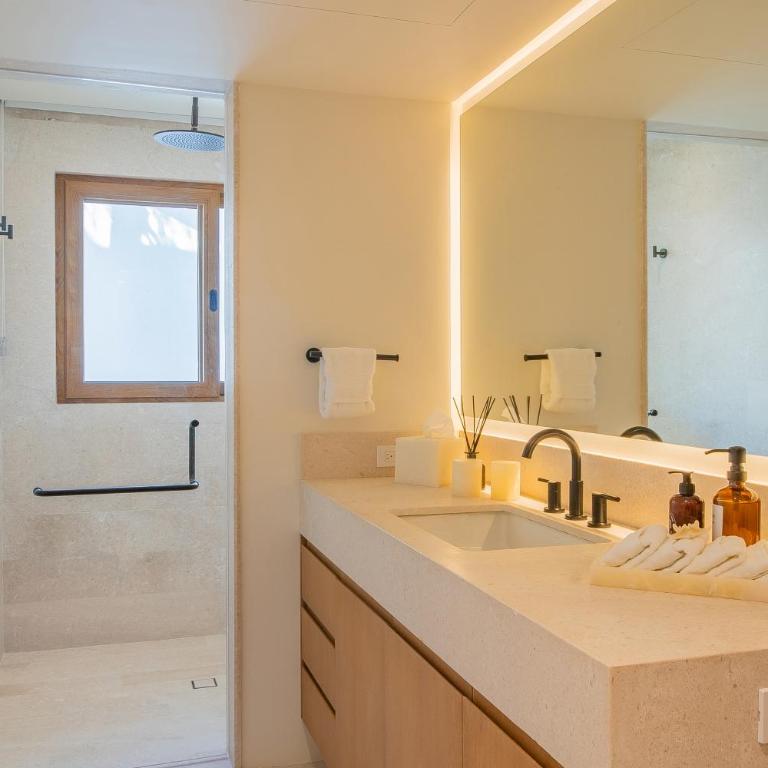 NEW Stunning Villa, full staff, gym and has its own Private Swimmable Beach - Villa - Beach Front - 27