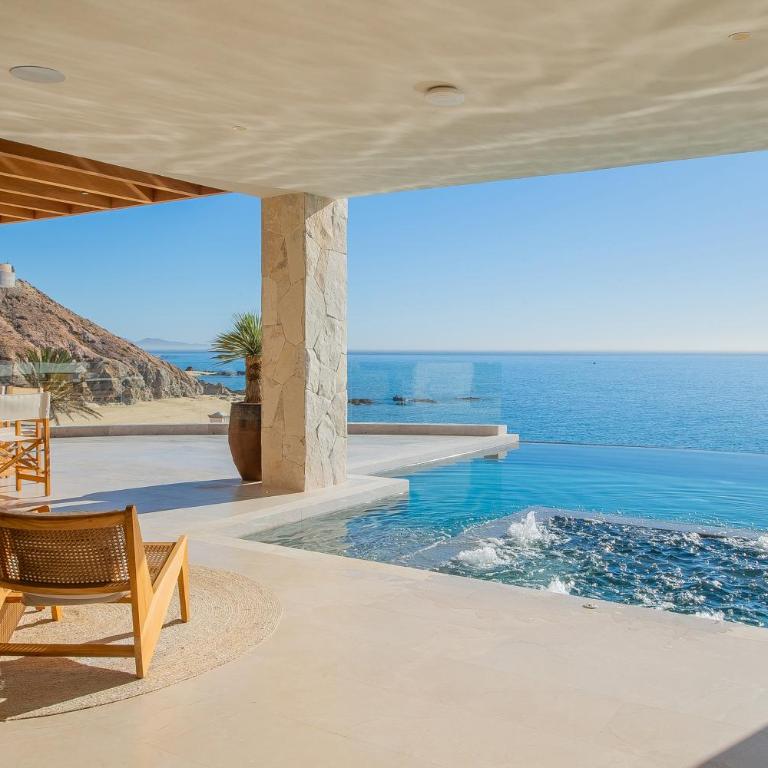 NEW Stunning Villa, full staff, gym and has its own Private Swimmable Beach - Villa - Beach Front - 31