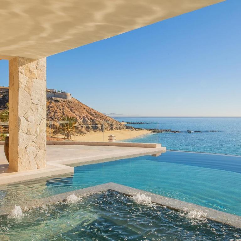 NEW Stunning Villa, full staff, gym and has its own Private Swimmable Beach - Villa - Beach Front - 32
