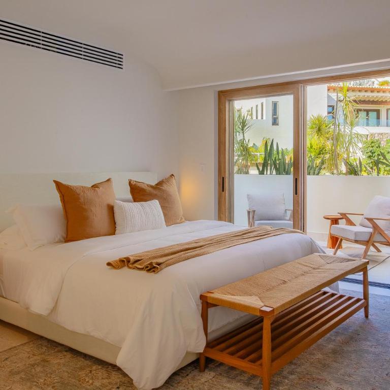 NEW Stunning Villa, full staff, gym and has its own Private Swimmable Beach - Villa - Beach Front - 37
