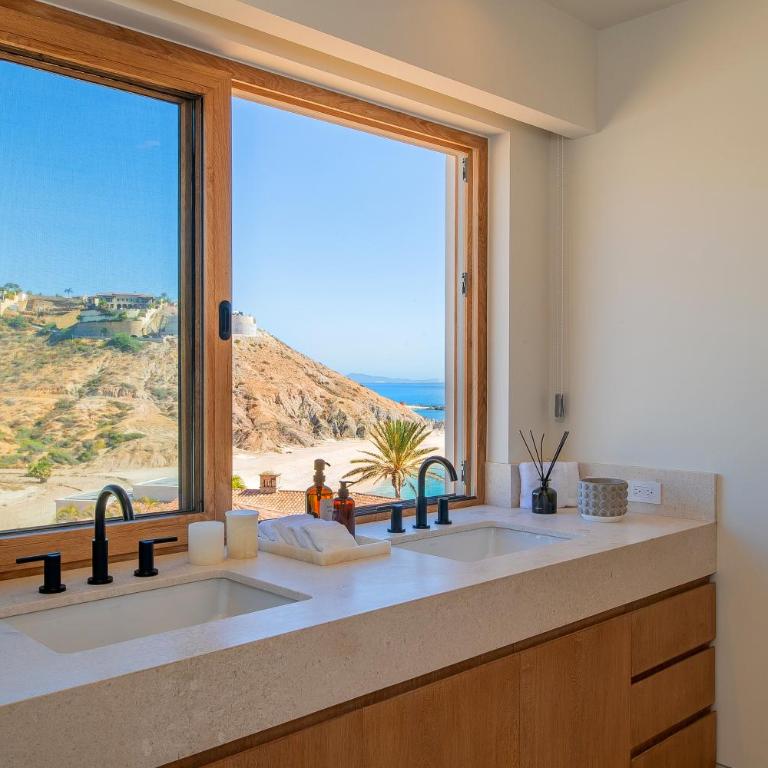NEW Stunning Villa, full staff, gym and has its own Private Swimmable Beach - Villa - Beach Front - 44