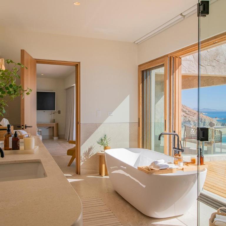 NEW Stunning Villa, full staff, gym and has its own Private Swimmable Beach - Villa - Beach Front - 62