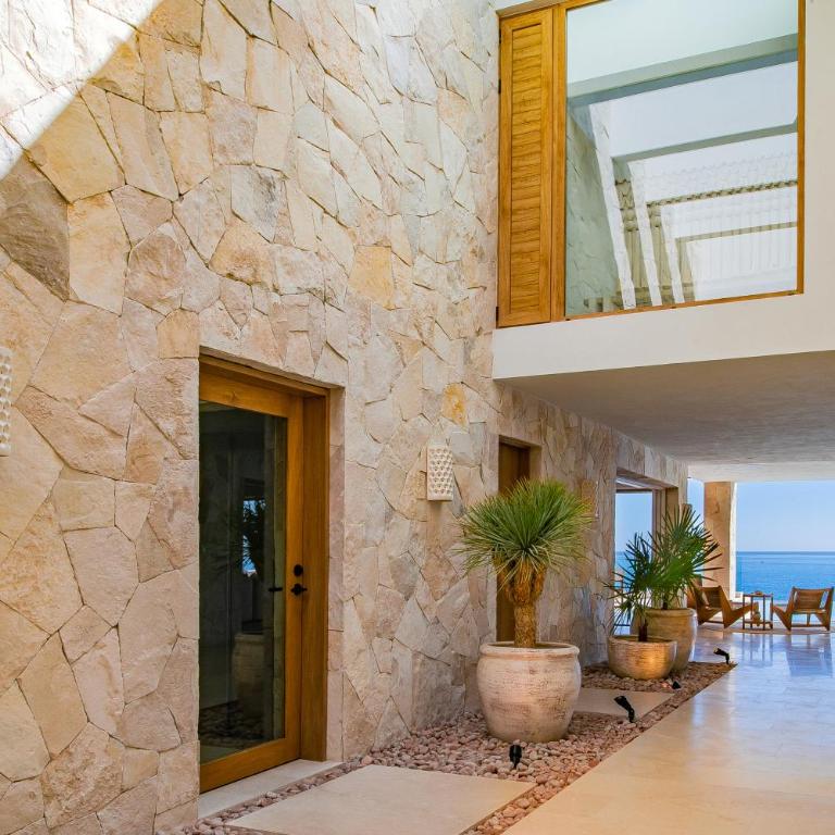 NEW Stunning Villa, full staff, gym and has its own Private Swimmable Beach - Villa - Beach Front - 66
