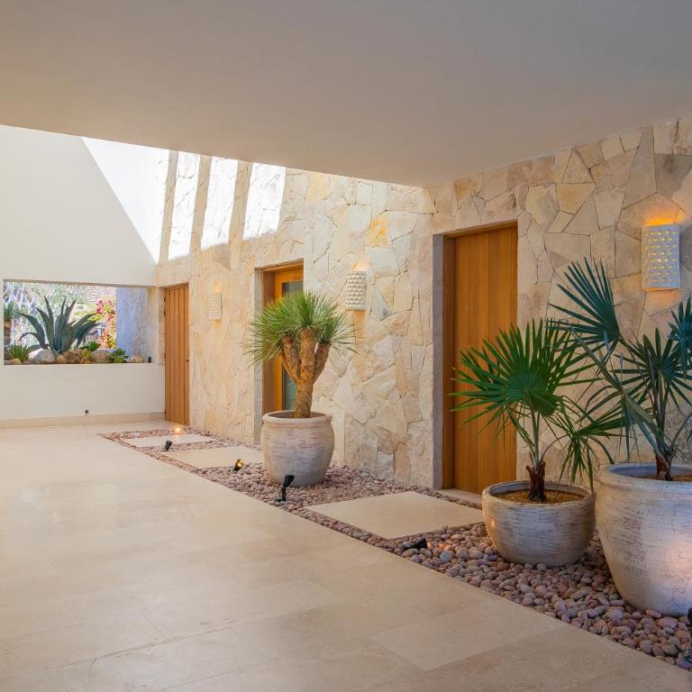 NEW Stunning Villa, full staff, gym and has its own Private Swimmable Beach - Villa - Beach Front - 72