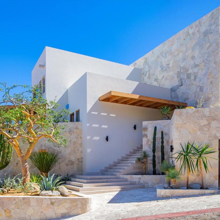 NEW Stunning Villa, full staff, gym and has its own Private Swimmable Beach - Villa - Beach Front - 82