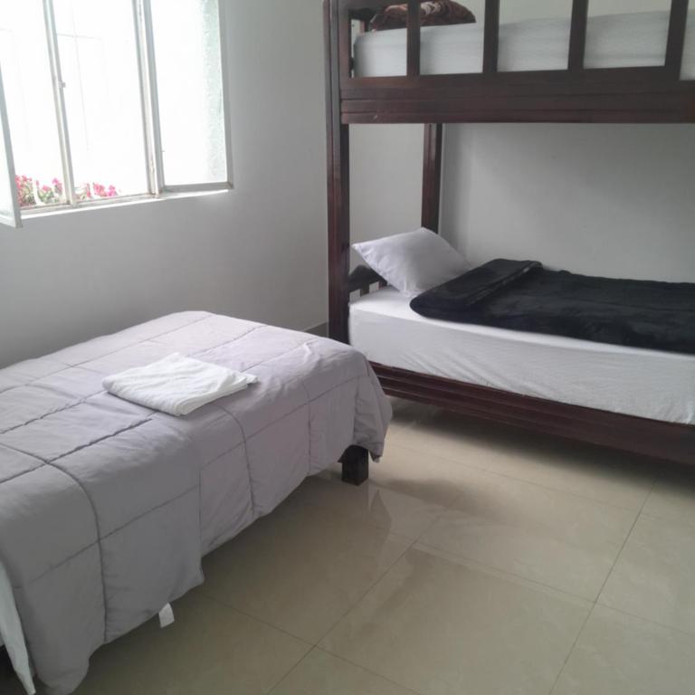 Casa muy cerca de plaza central - Four-Bedroom House - 3