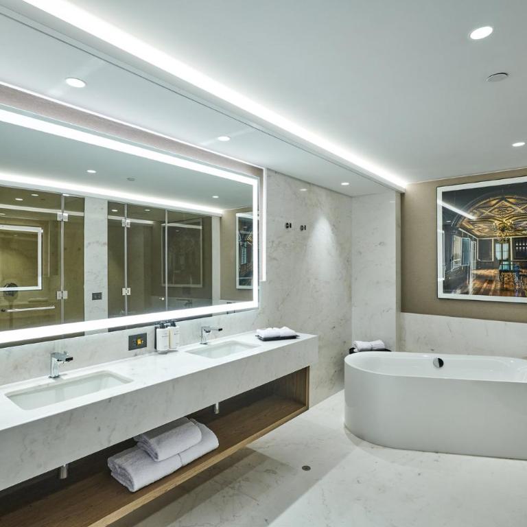 InterContinental Real Lima Miraflores by IHG - Habitación con cama extragrande y zona de estar - 3