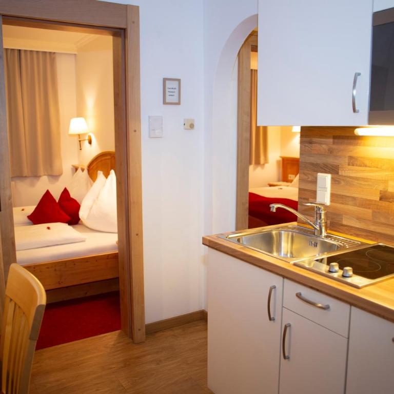 Appartement-Gästehaus Ursula - Apartment mit 2 Schlafzimmern und Balkon - 8