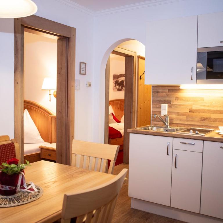 Appartement-Gästehaus Ursula - Apartment mit 2 Schlafzimmern und Balkon - 9